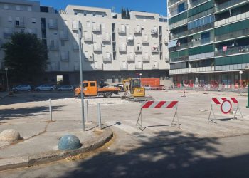 Sutra asfaltiranje rupa na parkingu između Jobove 1 i 3. Neće bit iscrtavanja da se ne izgubi dvadesetak mjesta