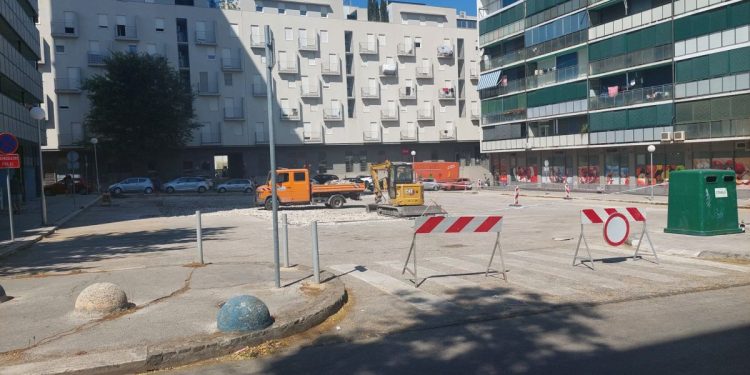 Sutra asfaltiranje rupa na parkingu između Jobove 1 i 3. Neće bit iscrtavanja da se ne izgubi dvadesetak mjesta