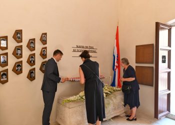 Svečano otkriveno novo spomen-obilježje poginulim trogirskim braniteljima