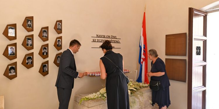 Svečano otkriveno novo spomen-obilježje poginulim trogirskim braniteljima