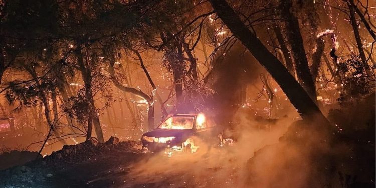 TEŠKA NOĆ ZA GASITELJE Vatra došla svega 20-ak metara od kuća, gosti evakuirani