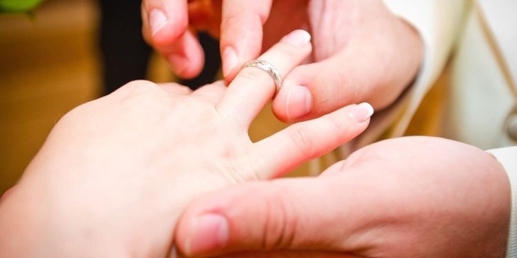 Talijan traži Hrvaticu koja je izgubila vjenčani prsten na dalmatinskoj plaži