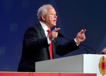 Tim Walz kaže da Trump-Vance karta ne štiti srednju klasu