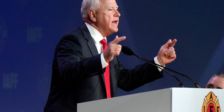 Tim Walz kaže da Trump-Vance karta ne štiti srednju klasu