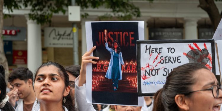 Tisuće Indijaca ponovno su na ulicama nakon 12 godina, zbog silovanja i ubojstva liječnice — RT India