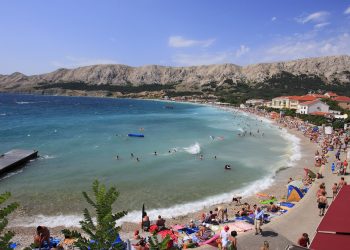 Tragedija na popularnom hrvatskom otoku: Ženi iznenada pozlilo u moru, umrla je