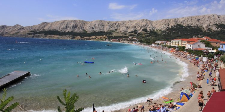 Tragedija na popularnom hrvatskom otoku: Ženi iznenada pozlilo u moru, umrla je