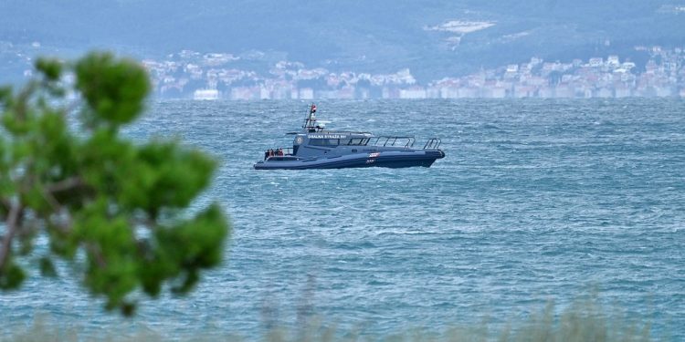 Traje potraga za mladim Englezom koji je nestao u Jadranu, oglasio se MORH