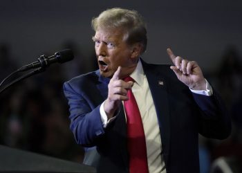 Trump je prodajom Biblija zaradio 300 tisuća dolara – NBC – RT World News