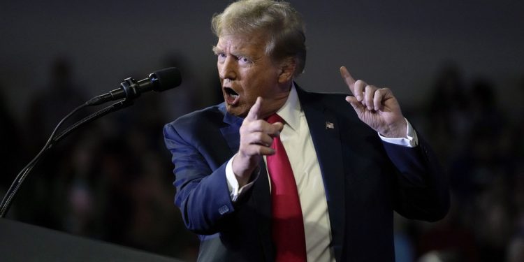 Trump je prodajom Biblija zaradio 300 tisuća dolara – NBC – RT World News