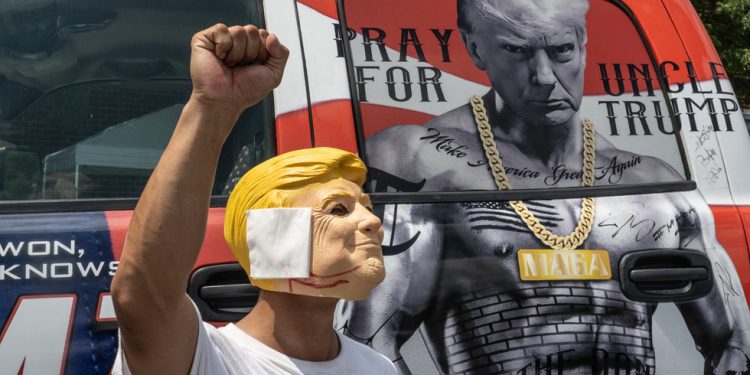 Trump uvjerljivo pobijedio Harrisa u Muskovoj anketi na X — RT World News