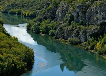 Turisti plovili Cetinom u kajaku pa uočili gadljiv prizor: ‘Ovo će se vidjeti širom svijeta’