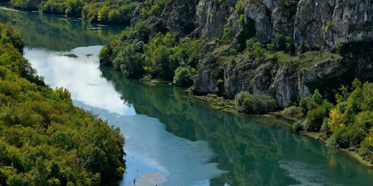 Turisti plovili Cetinom u kajaku pa uočili gadljiv prizor: ‘Ovo će se vidjeti širom svijeta’