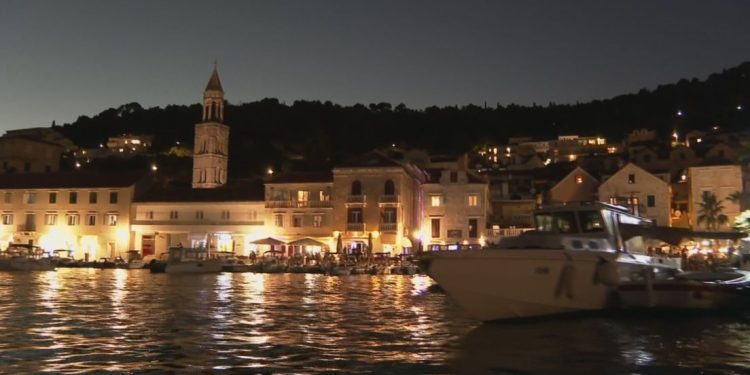 Turisti šokirani situacijom na Hvaru usred ljetne sezone, lokalci uzvraćaju: “Ljudima je stvarno dosta…”