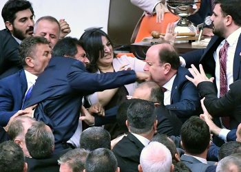 Turski parlament utonuo je u kaotičnu, krvavu tučnjavu zbog zatvorenog oporbenog čelnika