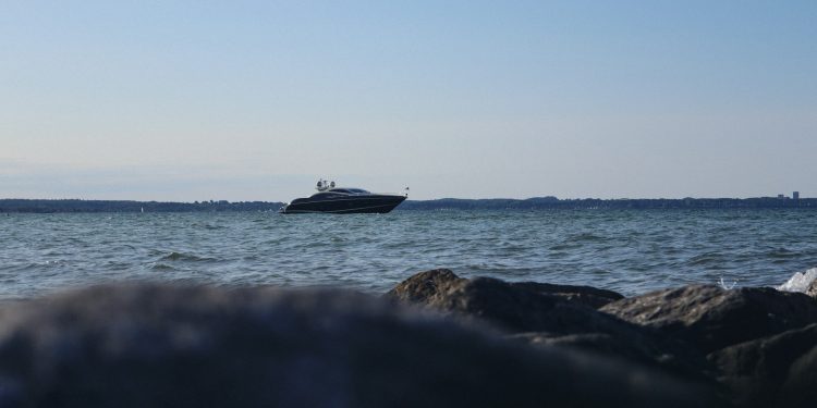 U Splitskom kanalu imali zastrašujući susret s nepoznatim crnim brodom: ‘Nije ga bilo na radaru’