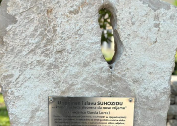 U Supetru na otoku Braču nalazi se jedinstveni spomenik – suhozid u obliku ključa