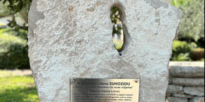 U Supetru na otoku Braču nalazi se jedinstveni spomenik – suhozid u obliku ključa