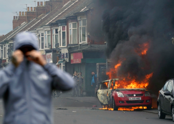 U Ujedinjenom Kraljevstvu izbili su nemiri nakon napada nožem za koji je lažno okrivljen tražitelj azila