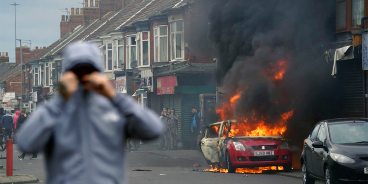U Ujedinjenom Kraljevstvu izbili su nemiri nakon napada nožem za koji je lažno okrivljen tražitelj azila