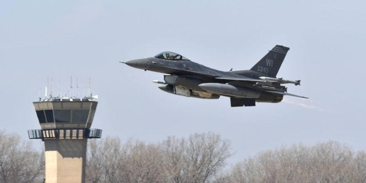 U Ukrajini se srušio F-16: Moćni avion tek je stigao, a već je uništen
