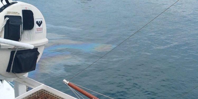 U luci Vis širi se velika benzinska mrlja, obavijestite nadležne da se nešto ne zapali!