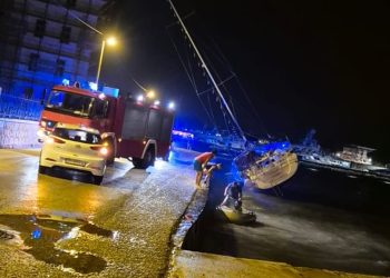 U nevremenu koje je noćas pogodilo Zadar, nasukala se jedrilica: “Posada evakuirana”