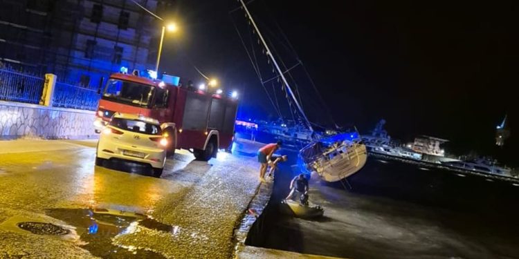 U nevremenu koje je noćas pogodilo Zadar, nasukala se jedrilica: “Posada evakuirana”