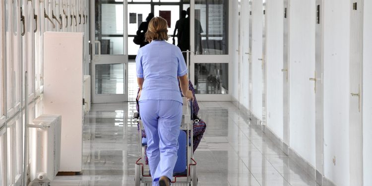 U poznatom hrvatskom ljetovalištu buknula zaraza: Oko 30 djece završilo na hitnoj