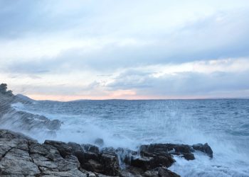 UPALJEN CRVENI METEOALARM Bura i opasne vremenske prilike od Istre do Dubrovnika!