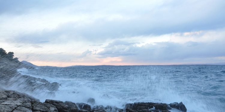 UPALJEN CRVENI METEOALARM Bura i opasne vremenske prilike od Istre do Dubrovnika!
