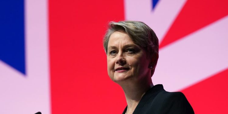 Ujedinjeno Kraljevstvo želi mizoginiju tretirati kao ekstremističko nasilje, što izaziva zabrinutost zbog gušenja slobode govora