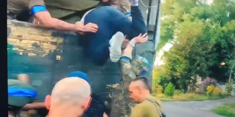 Ukrajinske trupe ‘otimaju’ ruske civile (VIDEO) — RT Rusija i bivši Sovjetski Savez