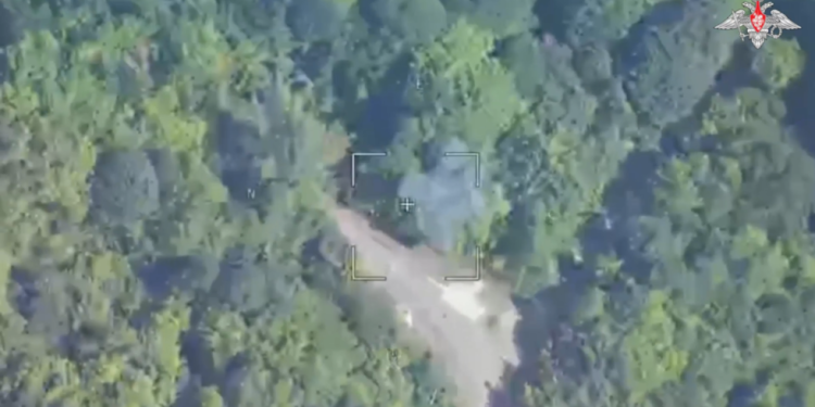 Ukrajinski tenk uništen dronom kamikaza – MOD (VIDEO) — RT Rusija i bivši Sovjetski Savez