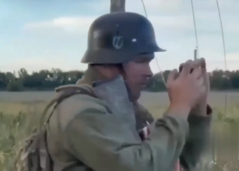 Ukrajinski vojnici s nacističkim SS kacigama maltretiraju ruskog seljana (VIDEO) — RT Rusija i bivši Sovjetski Savez