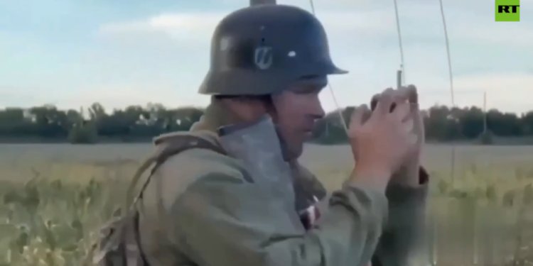 Ukrajinski vojnici s nacističkim SS kacigama maltretiraju ruskog seljana (VIDEO) — RT Rusija i bivši Sovjetski Savez