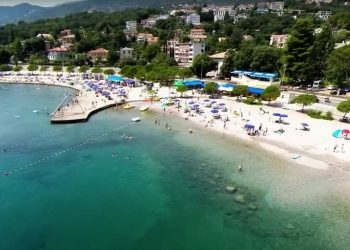 Unatoč strogim zabranama, ljudi se i dalje kupaju u Ičićima: Time riskiraju opaku zarazu