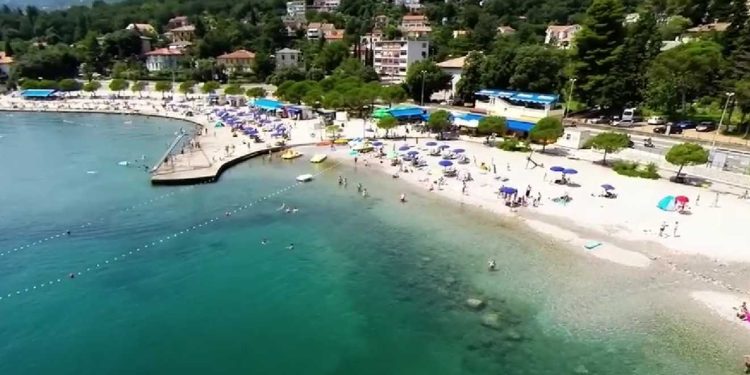 Unatoč strogim zabranama, ljudi se i dalje kupaju u Ičićima: Time riskiraju opaku zarazu