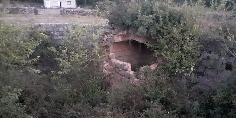 Urušava se Velika lokva u triljskom mjestu Velić. Općina nezainteresirana, čekaju se konzervatori