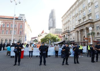 (Uživo) ‘Tiha misa’ dočekala molitelje u Zagrebu: Stigli su i prosvjednici s bubnjevima