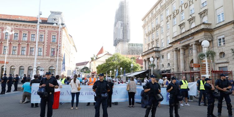 (Uživo) ‘Tiha misa’ dočekala molitelje u Zagrebu: Stigli su i prosvjednici s bubnjevima