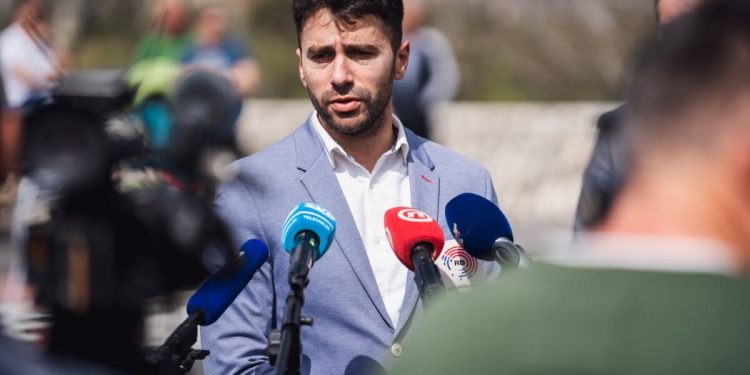 VELIKA OFENZIVA Piplica (HDZ) poručio Ivoševiću: “Netko drugi obavlja posao njegovog nesposobnog direktora”