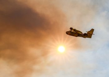 VELIKI POŽAR NA POLIGONU Pet protupožarnih aviona i 26 vojnika gase na Crvenoj zemlji | NACIONAL.HR