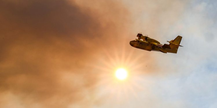 VELIKI POŽAR NA POLIGONU Pet protupožarnih aviona i 26 vojnika gase na Crvenoj zemlji | NACIONAL.HR