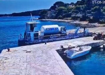 VIDEO Brod prevozi ogromnu cisternu plina na Brijune bez osnovnih mjera sigurnosti?!? Gdje su PP aparati, gdje su plutajuće barijere???