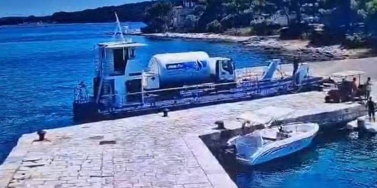 VIDEO Brod prevozi ogromnu cisternu plina na Brijune bez osnovnih mjera sigurnosti?!? Gdje su PP aparati, gdje su plutajuće barijere???