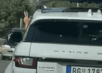 VIDEO Čovjek u autu beogradskih tablica vozio kroz Kaštela i pokazivao tri prsta