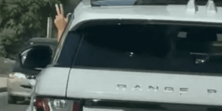 VIDEO Čovjek u autu beogradskih tablica vozio kroz Kaštela i pokazivao tri prsta