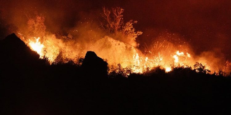 VIDEO Izgorjelo napušteno naselje iznad Žrnovnice, bura skrenula požar prema Vilaru i Srinjinama