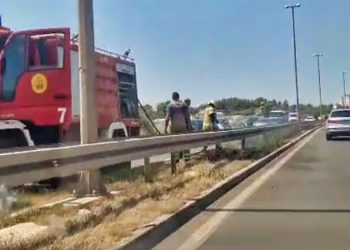 VIDEO Je li ovo moguće? Netko je zapalio travu između dva prometna traka na Sirobuji
